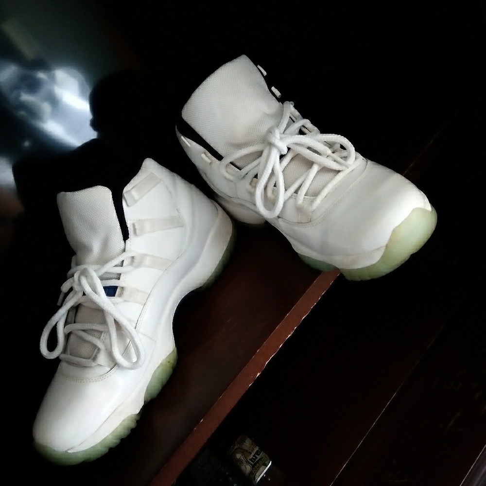 Air Jordan 11 legend blues